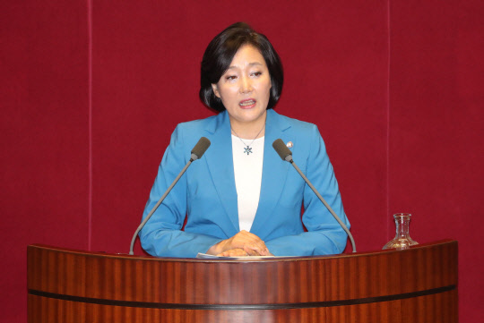 대정부 질문하는 박영선      (서울=연합뉴스) 김주형 기자 = 더불어민주당 박영선 의원이 13일 오전 국회 본회의에서 대정부 질문을 하고 있다. 2018.9.13      kjhpress@yna.co.kr  (끝)